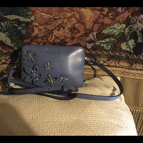 Michael Kors Flowers Denim Camera Bag  🎉 SALE 🎉 - Picture 6 of 6